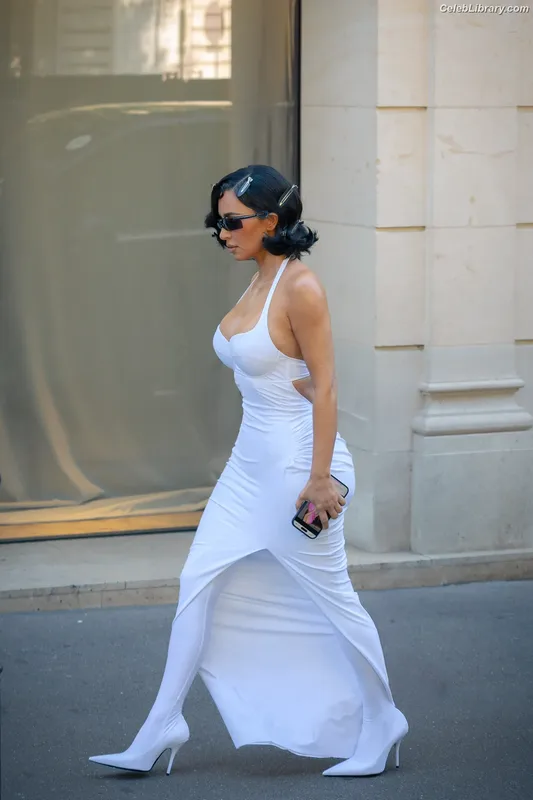 Kim Kardashian photo 12 of 4170