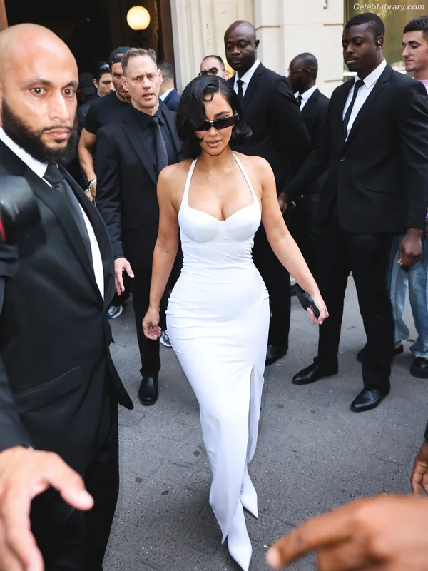 Kim Kardashian photo 17 of 4170