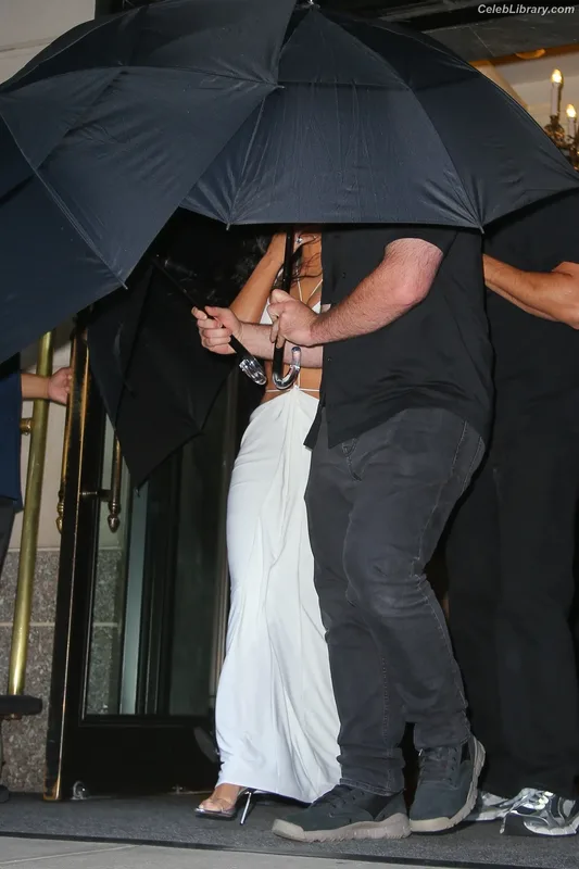 Kim Kardashian photo 7 of 4170