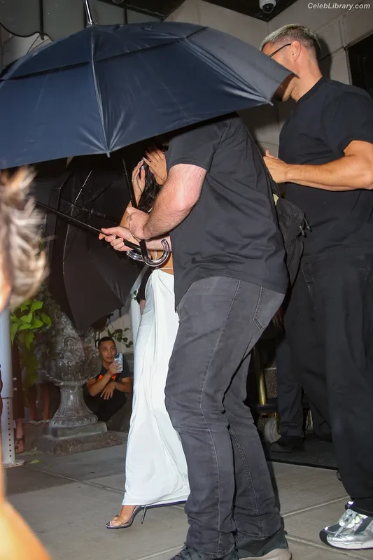 Kim Kardashian photo 12 of 4170