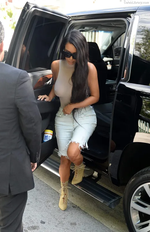 Kim Kardashian photo 22 of 4170