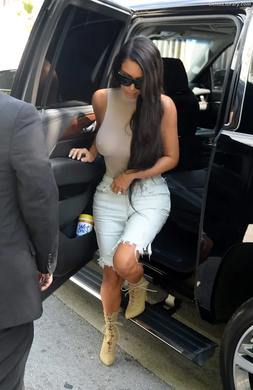 Kim Kardashian photo 23 of 4170