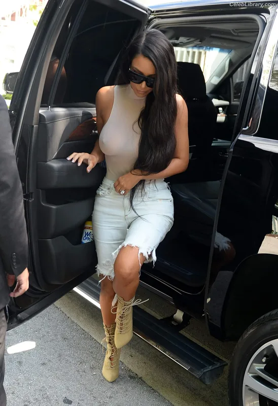 Kim Kardashian photo 24 of 4170