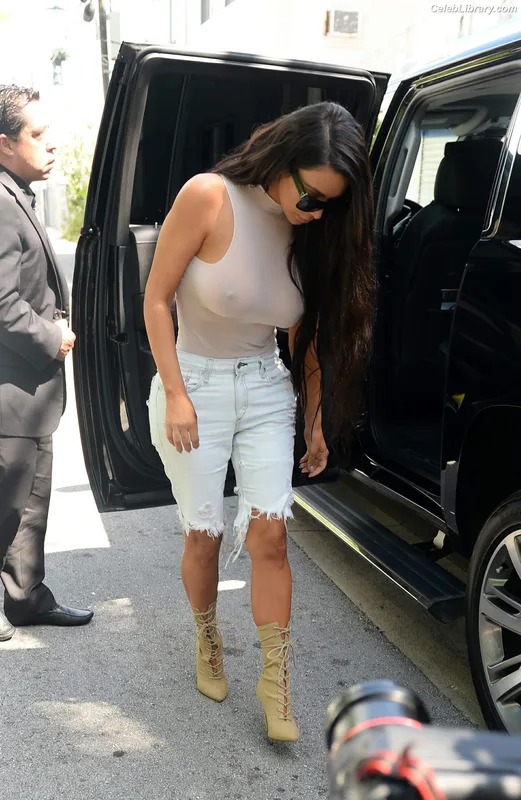 Kim Kardashian photo 6 of 4170