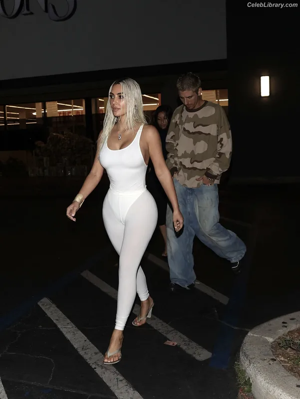 Kim Kardashian photo 12 of 4170