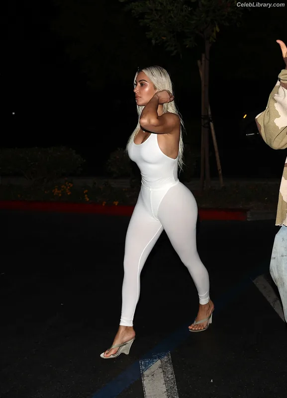 Kim Kardashian photo 13 of 4170