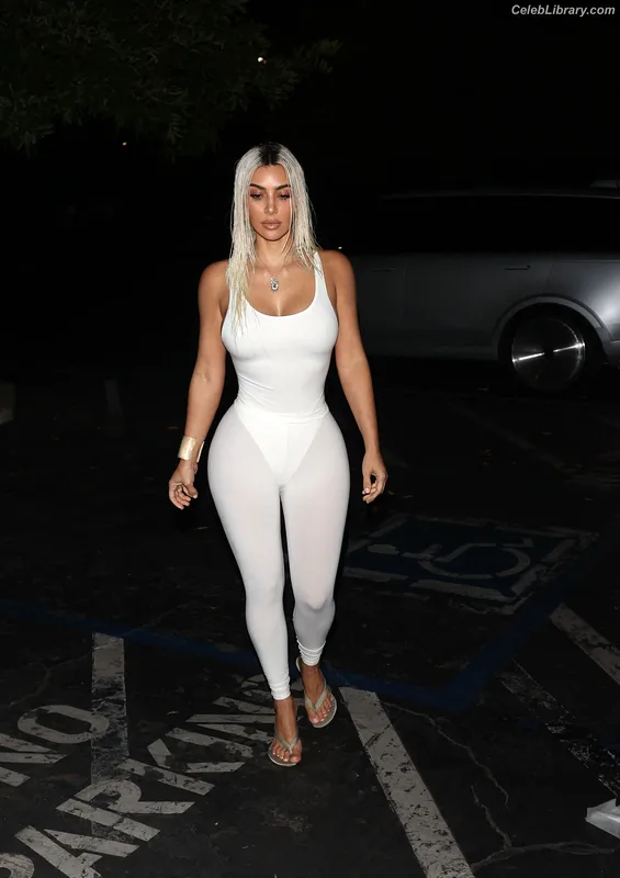 Kim Kardashian photo 16 of 4170