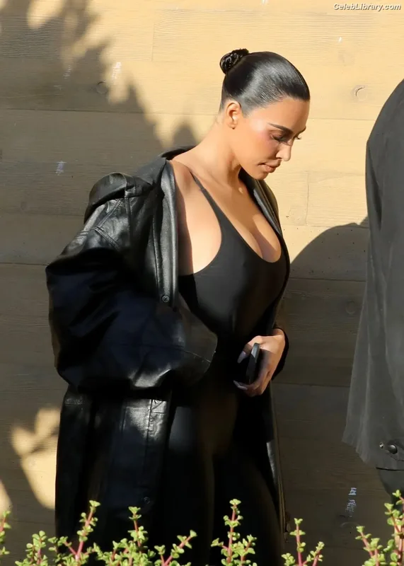 Kim Kardashian photo 8 of 4170