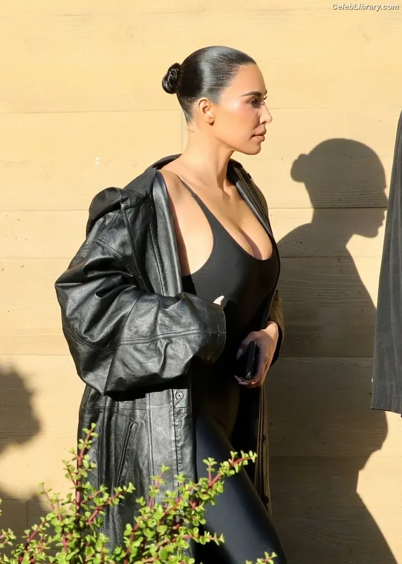 Kim Kardashian photo 9 of 4170