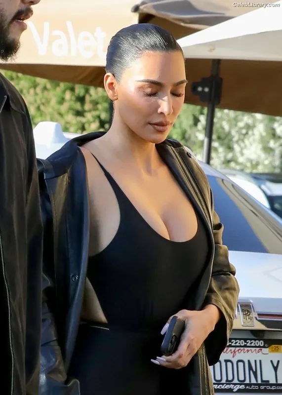 Kim Kardashian photo 10 of 4170