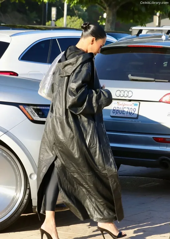 Kim Kardashian photo 12 of 4170