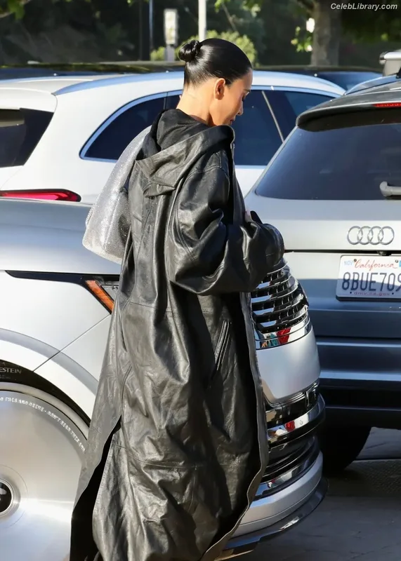 Kim Kardashian photo 13 of 4170