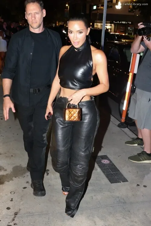 Kim Kardashian photo 16 of 4170