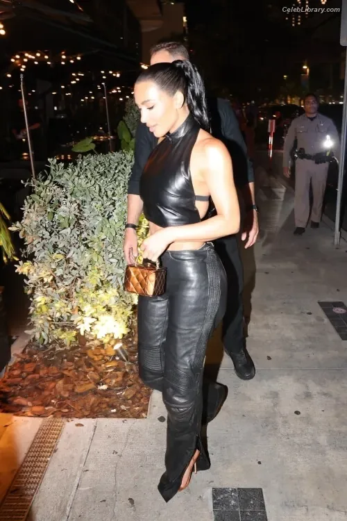 Kim Kardashian photo 19 of 4170