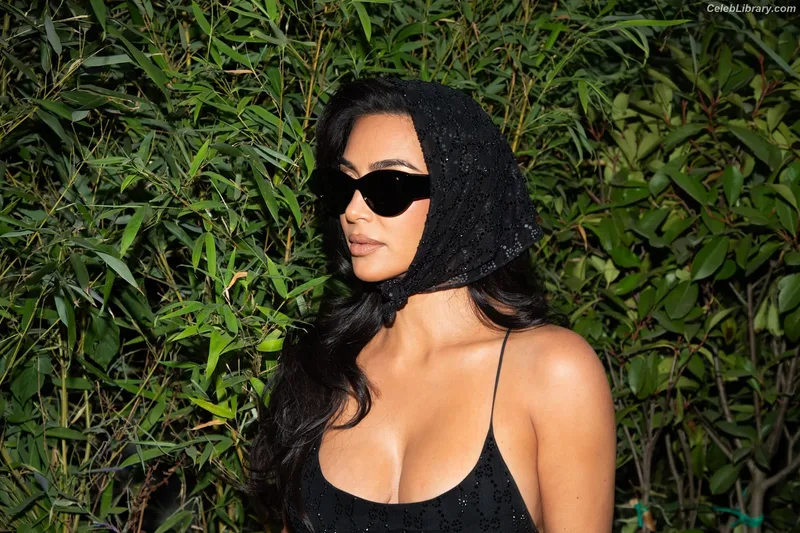 Kim Kardashian photo 15 of 4170