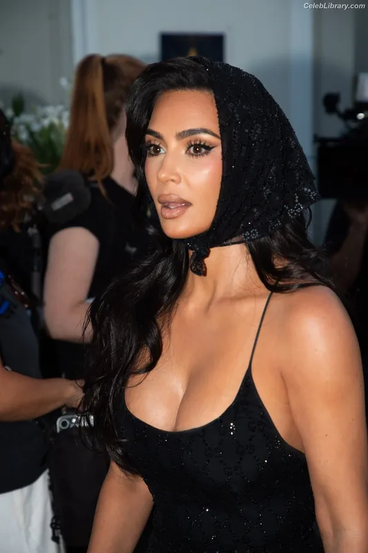 Kim Kardashian photo 17 of 4170