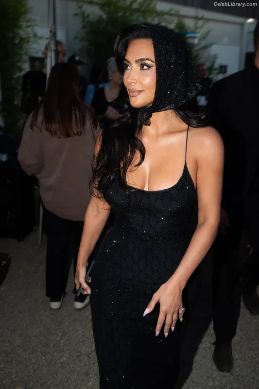 Kim Kardashian photo 18 of 4170
