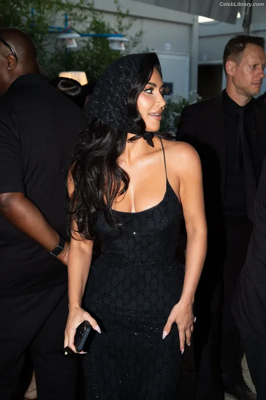 Kim Kardashian photo 22 of 4170