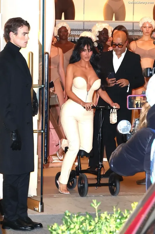 Kim Kardashian photo 20 of 4170