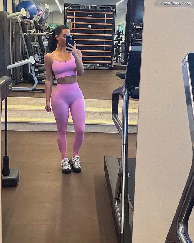 Kim Kardashian photo 10 of 4170