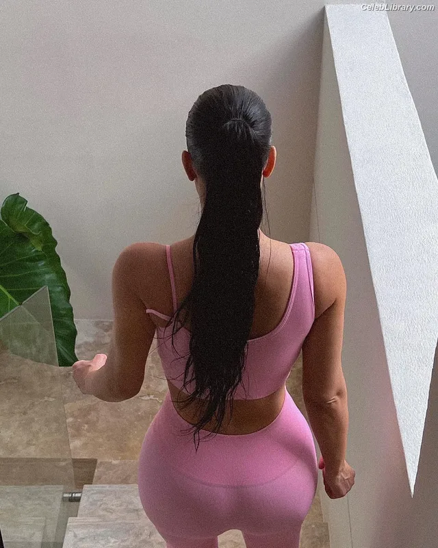 Kim Kardashian photo 11 of 4170