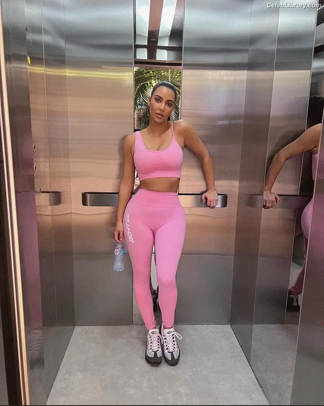 Kim Kardashian photo 12 of 4170