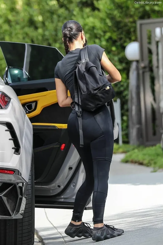 Kim Kardashian photo 16 of 4170