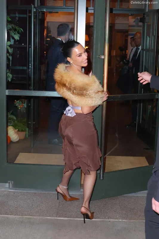 Kim Kardashian photo 2 of 4170