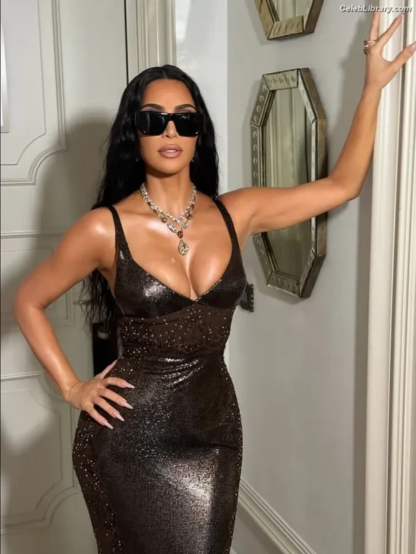 Kim Kardashian photo 13 of 4170