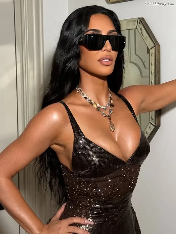 Kim Kardashian photo 14 of 4170