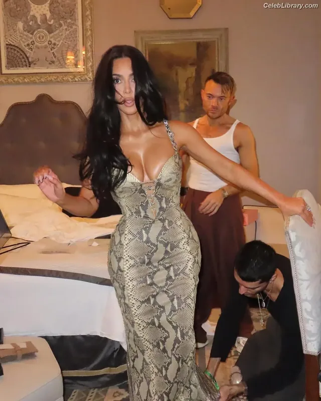 Kim Kardashian photo 15 of 4170