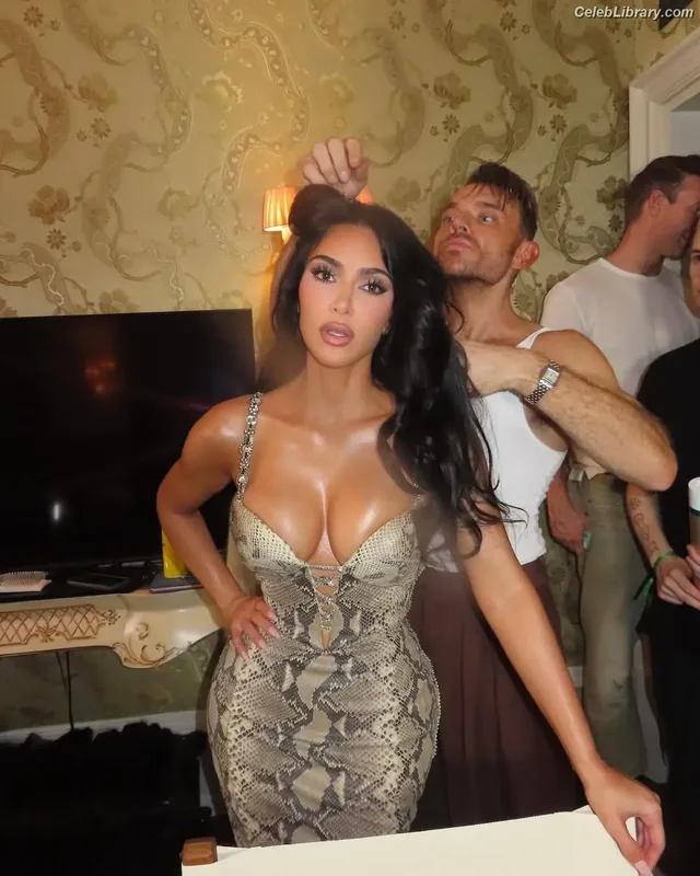 Kim Kardashian photo 19 of 4170