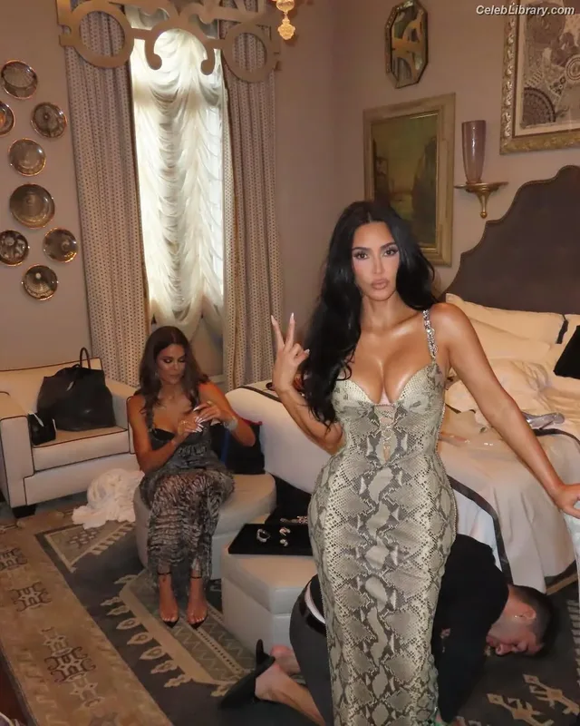 Kim Kardashian photo 21 of 4170
