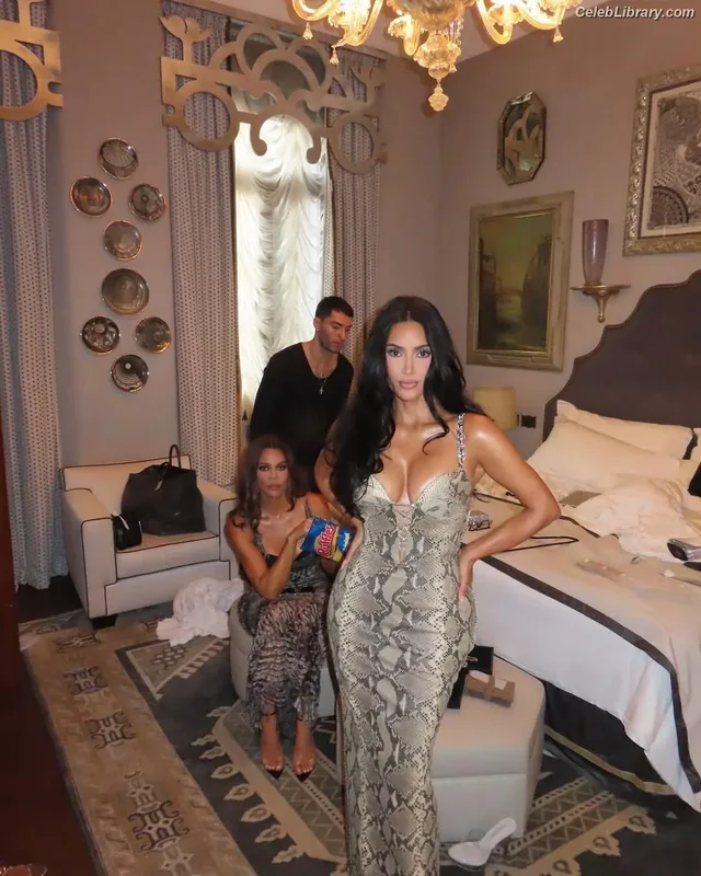 Kim Kardashian photo 1 of 4170