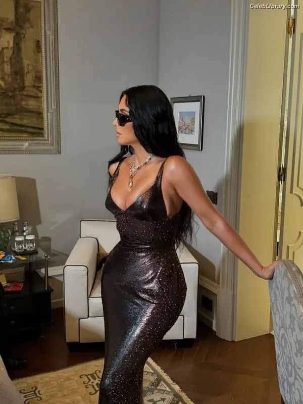 Kim Kardashian photo 3 of 4170
