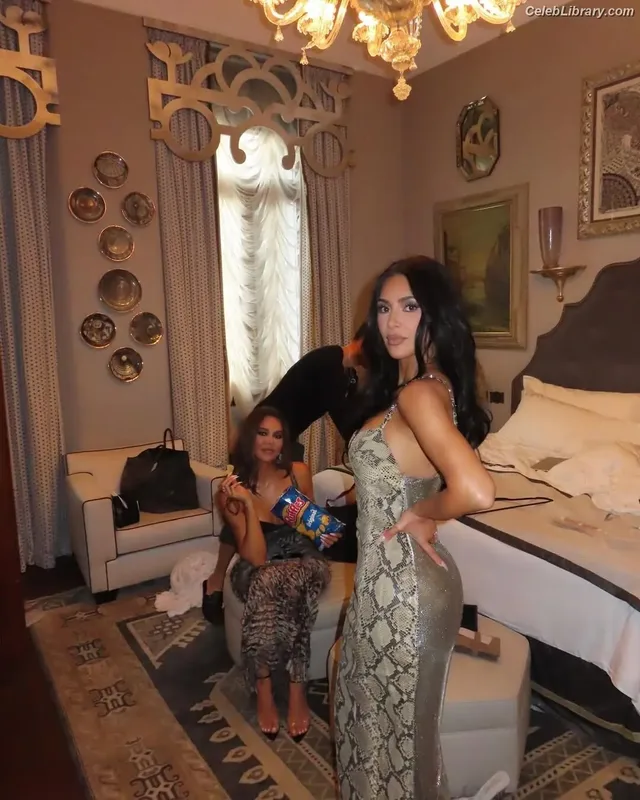 Kim Kardashian photo 4 of 4170