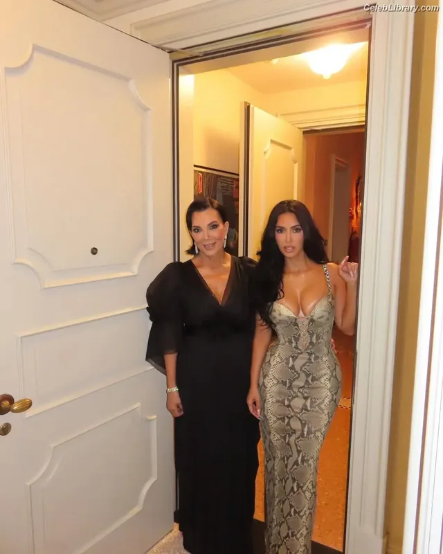 Kim Kardashian photo 12 of 4170