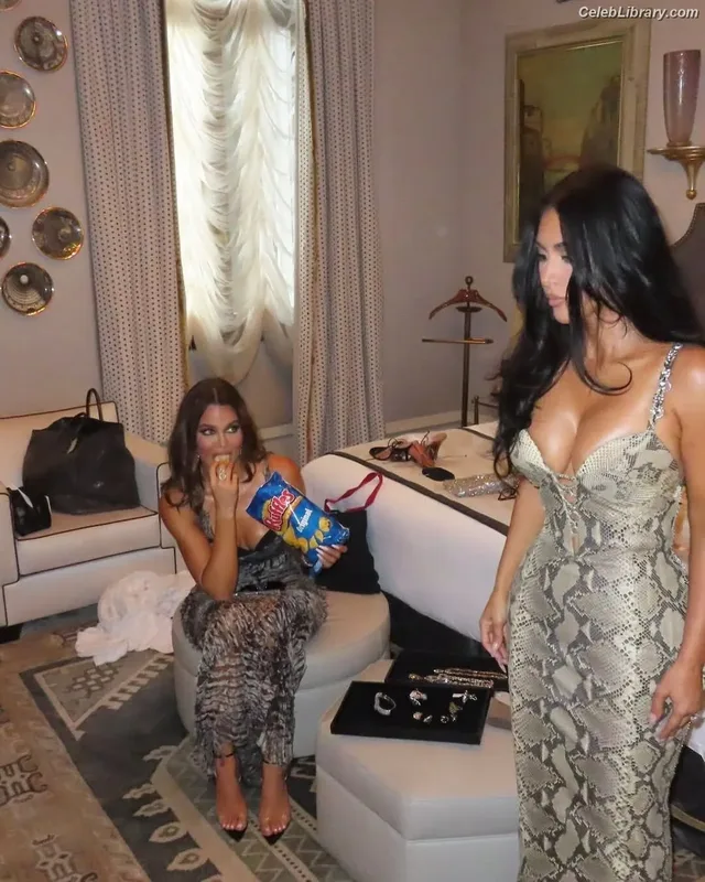 Kim Kardashian photo 13 of 4170