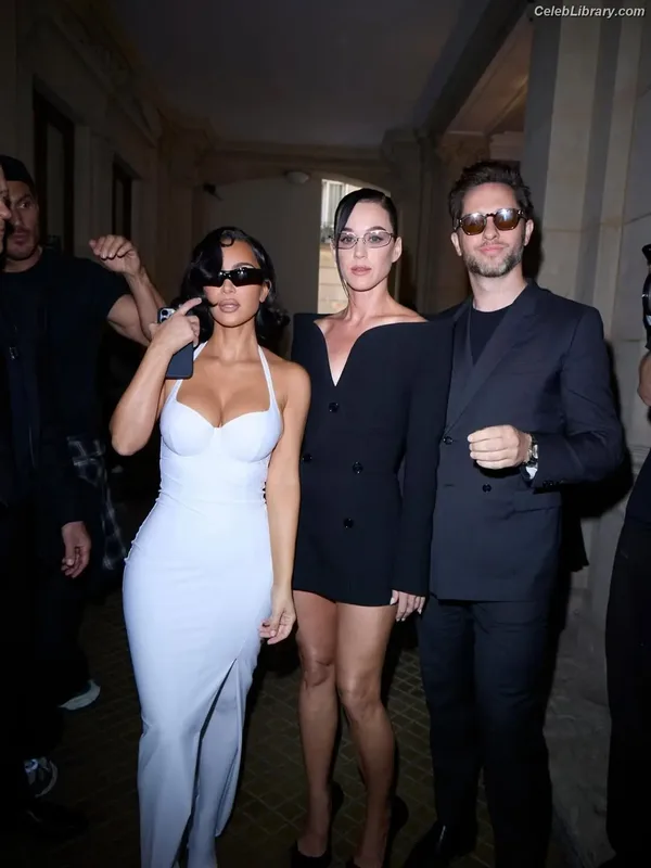 Kim Kardashian photo 15 of 4170