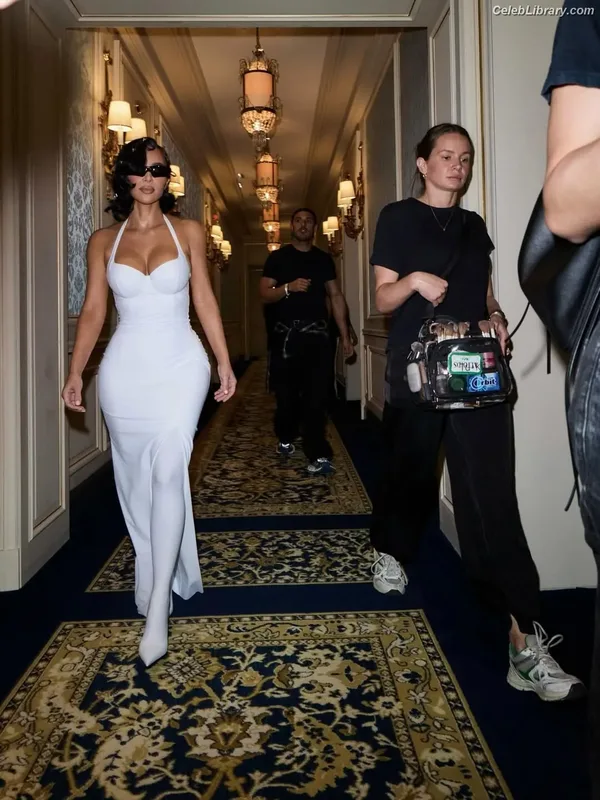 Kim Kardashian photo 2 of 4170
