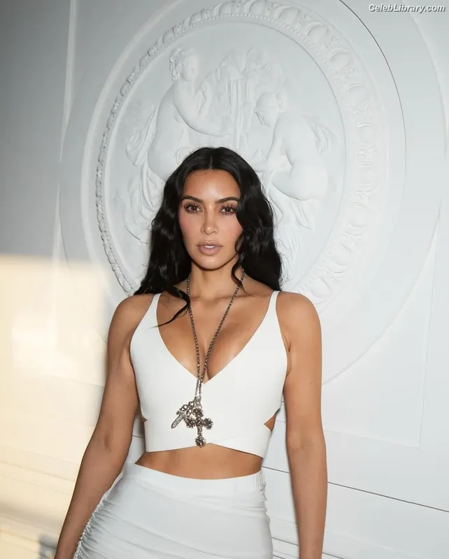Kim Kardashian photo 7 of 4170