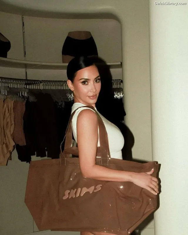 Kim Kardashian photo 14 of 4170