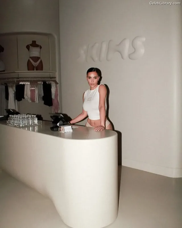 Kim Kardashian photo 15 of 4170