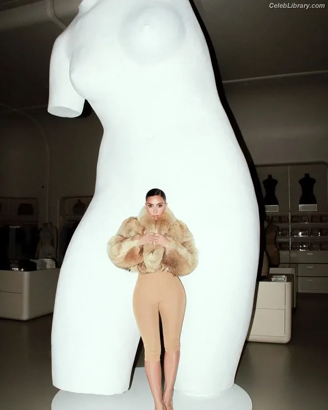 Kim Kardashian photo 16 of 4170