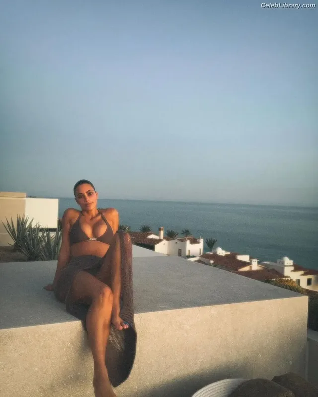 Kim Kardashian photo 17 of 4170