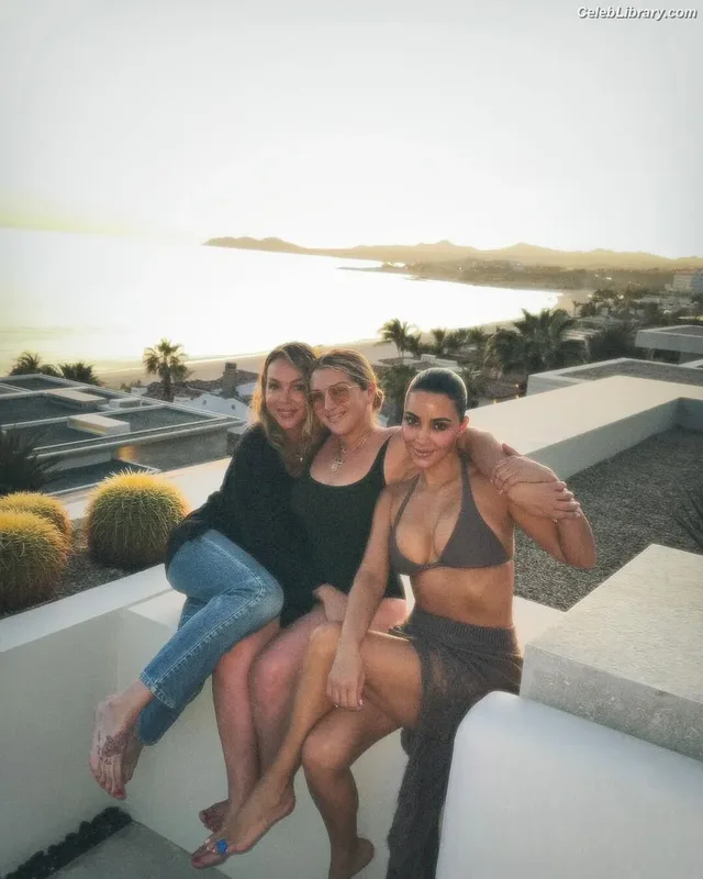 Kim Kardashian photo 20 of 4170