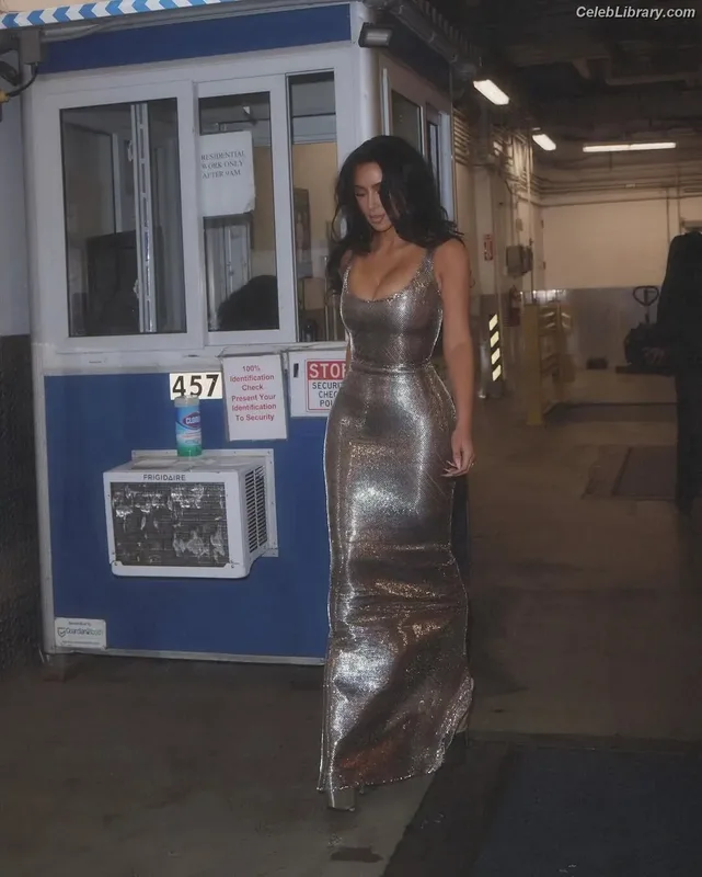 Kim Kardashian photo 3 of 4170