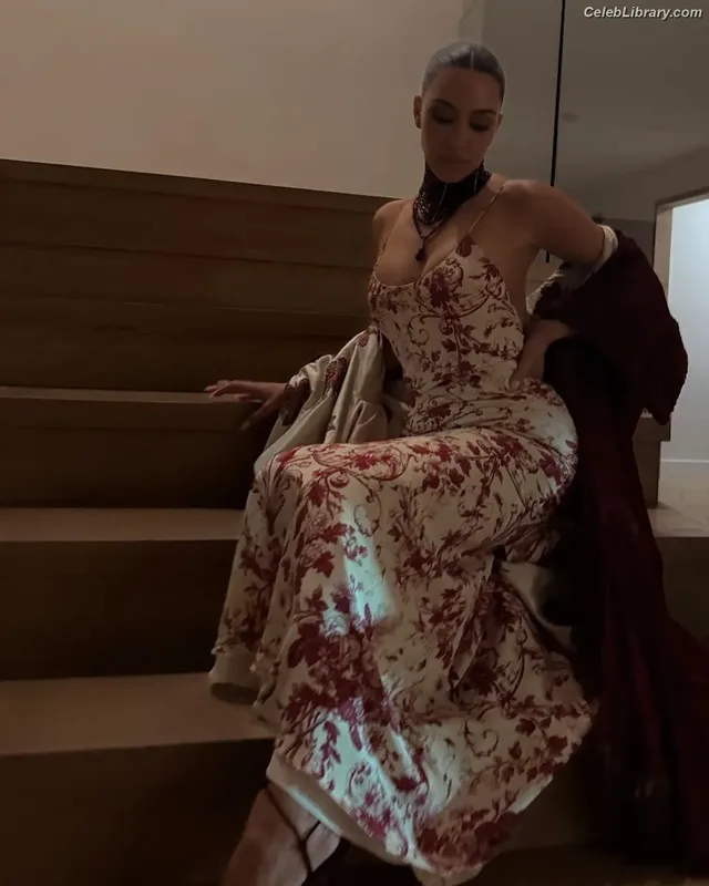 Kim Kardashian photo 16 of 4170
