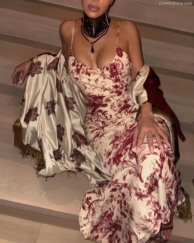 Kim Kardashian photo 21 of 4170