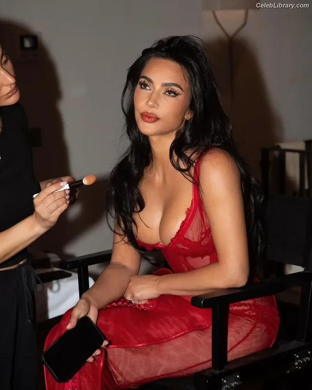 Kim Kardashian photo 23 of 4170